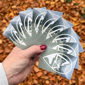 10 BERTival stickers die iemand in een waaier vasthoudt.