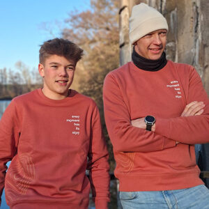 Twee heren die een BERTival sweater dragen in de Heritage Brown kleur