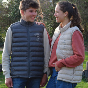 Joppe en FLorien dragen beide een BERTival bodywarmer. Ze staan naast elkaar en glimlachen